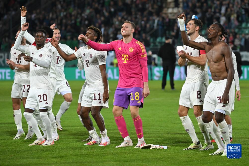 太阳报：麦克托米奈领意甲最佳球员奖，被女友透视着装抢风头