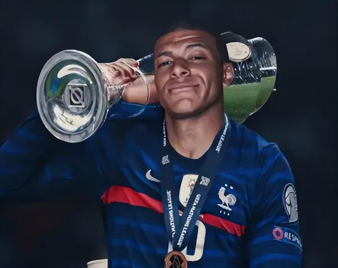 詹姆斯第15次中国行人气依旧爆棚，为上海交大球赛开球并与同学互动