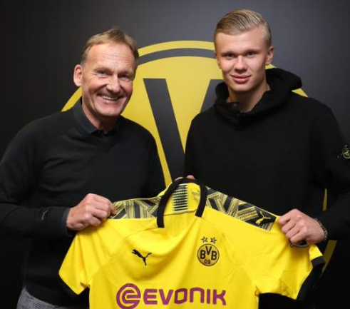 前利物浦后卫马蒂普退役后首亮相，现身沙尔克04广告