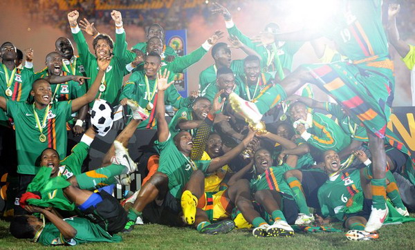 惊天逆转！阿森纳遭维拉绝杀 英超三强争霸白热化（爆冷大逆转！维拉补时绝杀阿森纳，英超三强争霸愈演愈烈）