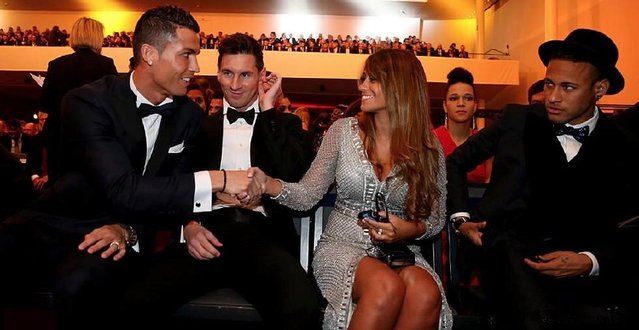 土超比赛双方在禁区里打架，裁判未吹停比赛导致主队打入空门